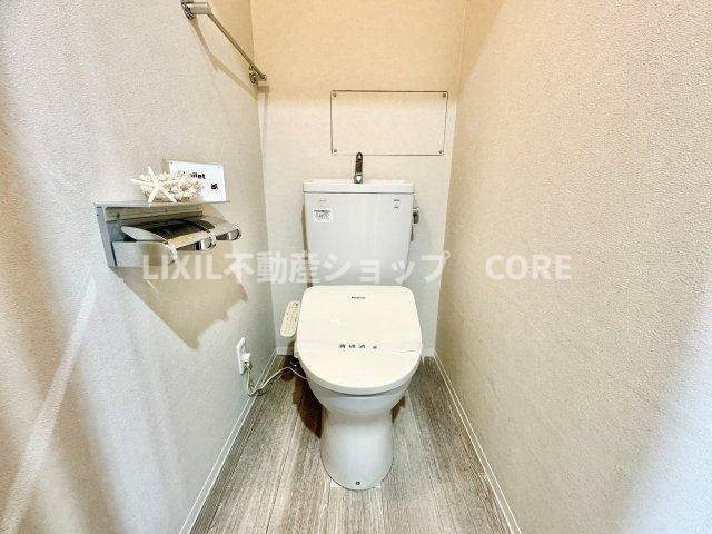 見た目もスッキリとしたデザインのトイレには温水洗浄暖房便座付き。