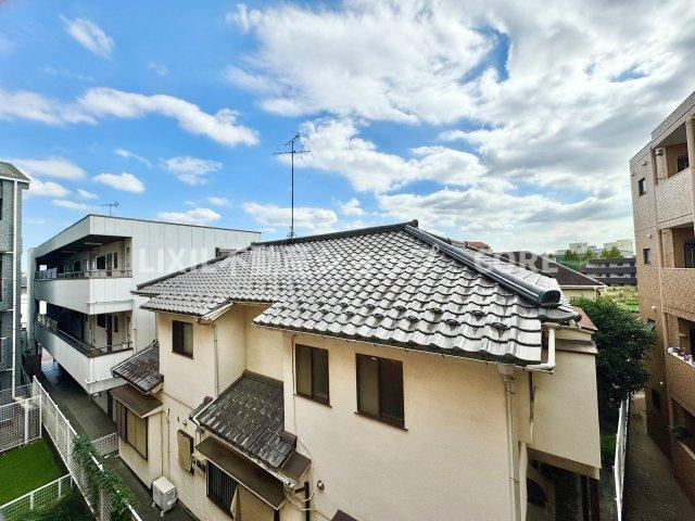 気持ちのいい空が見渡せる広いバルコニー。通風・採光にも優れ、心地よい光と風があふれています。