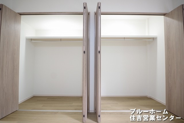 洋室にある壁一面の収納です！