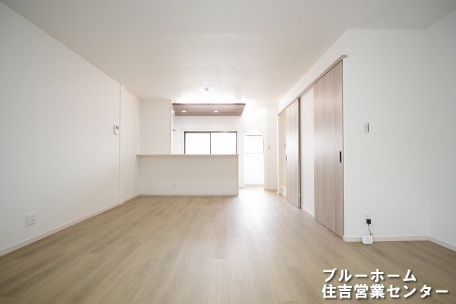 約19帖のLDKです！広々とした空間で大きな家具の配置等も困りません♪