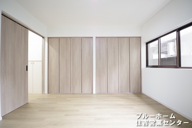 約8帖の洋室です！お部屋には収納や窓があります！