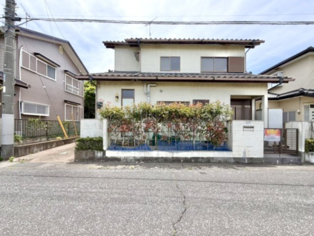 ■外観｜庭付き一戸建てならお子様やペットが走り回っても大丈夫！伸び伸びと遊び、過ごすことができます♪