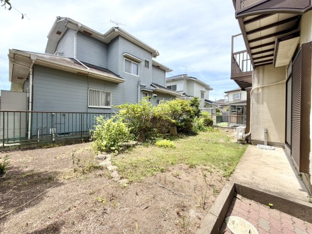 ■外観｜ちょっとしたガーデニングや家庭菜園を楽しめる庭スペースがあり、日々の暮らしに彩りをプラスしてくれます。