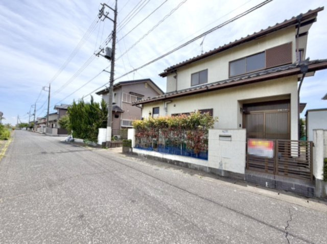 ■外観｜前面道路が広く見渡しが良いため、車の出入りやすれ違いもスムーズで日々の運転も安心して行えます♪