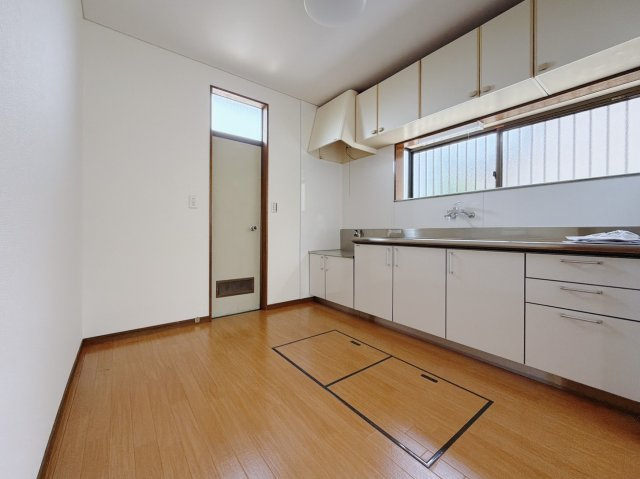 ■キッチン｜ワークトップ下には、圧力鍋やパスタ鍋などのかさばる調理器具もラクラク収納可能な収納！ものが溢れがちなキッチン回りもスッキリきれいに管理ができます♪