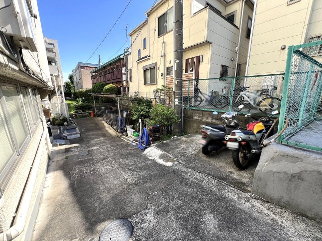 【バイク置場】月額300円。　※空き状況は管理組合に要確認。