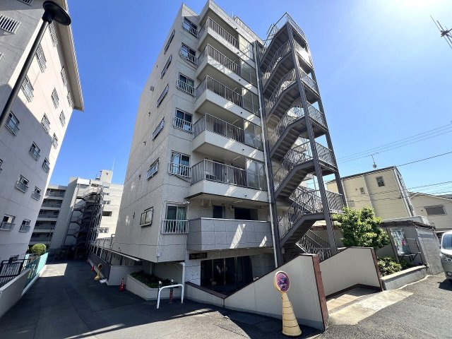 スーパーやドラッグストア、ファミレス等が近く、生活便利な立地です。