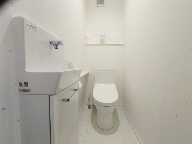 トイレットペーパーや掃除用品を見えない場所に収納できるため、スッキリと清潔感のある空間を保てます！