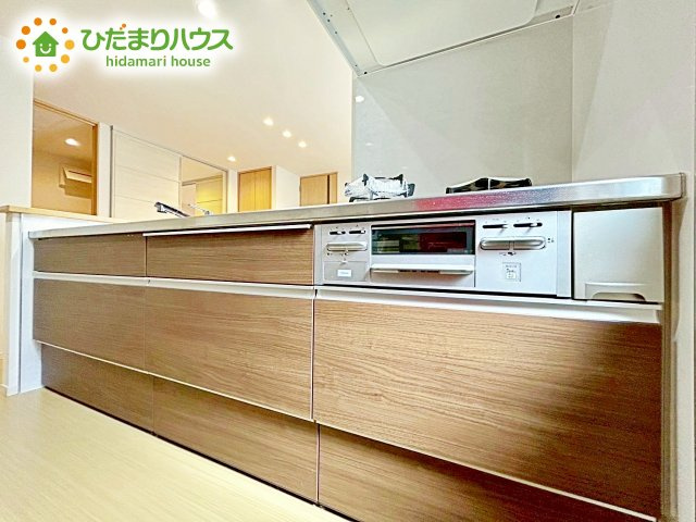 家族でのコミュニケーションがとれる対面型システムキッチン。横一列にシンクとコンロをまとめたシンプルな形です。動きやすさとスタイリッシュなデザインが魅力。