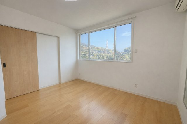 使い勝手の良い6帖の洋室は、バランスの取れた広さが魅力。窓からの採光により日中も明るく、落ち着いた時間を過ごせます。ベッドやデスクの配置がしやすい整形タイプで、子ども部屋やゲストルームとしても活用可能