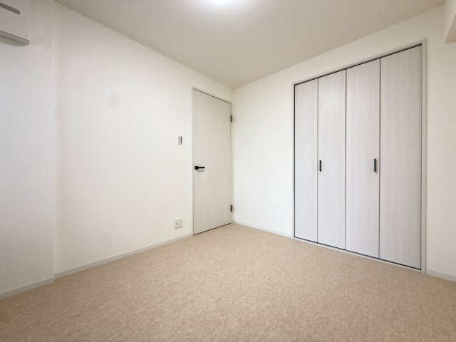 コンパクトで使いやすい洋室です
