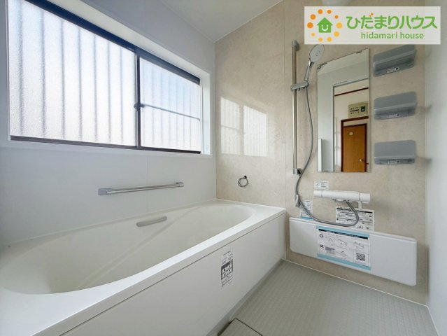 浴室には手すりが付いているので、ご年配の方にも安心です☆彡