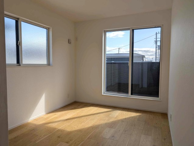 バルコニーに繋がる大きな窓から光が差し込む明るい部屋です。