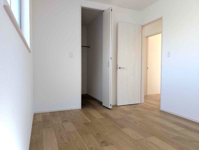 クローゼット付きの居室は、衣装ケースやタンスを置く必要がないので、部屋がすっきり片付きます。