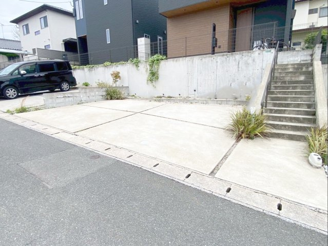 駐車場には、車種により3台駐車可能です！