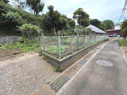 南西側公道面、間口も広く日当たり良好！平屋建築も可能なゆとりのある敷地です。