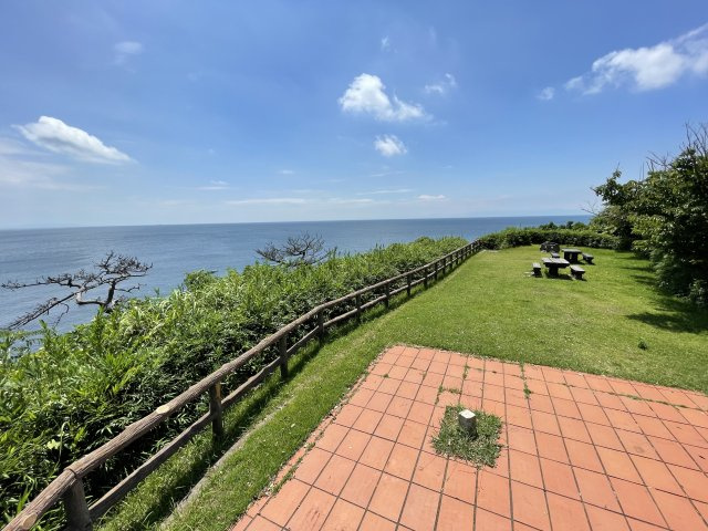荒崎公園まで約1020メートル。三浦半島屈指の景観を誇る海岸公園です。荒々しい岩場と相模湾の景色が魅力で、「かながわの景勝50選」にも選ばれています。