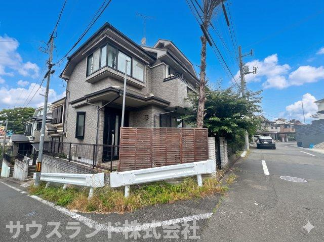 角地に位置し、周辺には高い建物が無いので開放感に溢れ、陽当たり・風通しにも恵まれています。