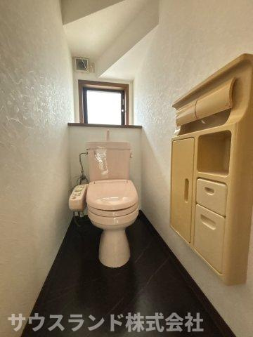 各階にトイレを備えることで、階段の上り下りを減らせる暮らしやすい設計。忙しい朝や夜間の使用時にも、快適な生活動線を実感できます。
