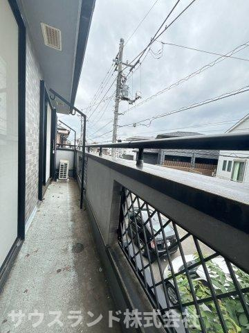 2部屋をつなぐ広々としたバルコニー。たくさんの洗濯物もお布団も一気に干せて家事が捗ります。