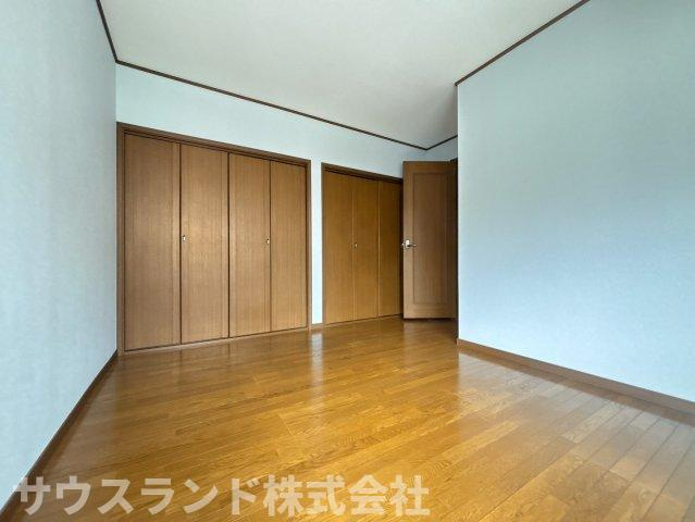 収納スペースがあり、使い勝手が良いお部屋です。寝室やお子様のお部屋など、使い方も自由自在です。