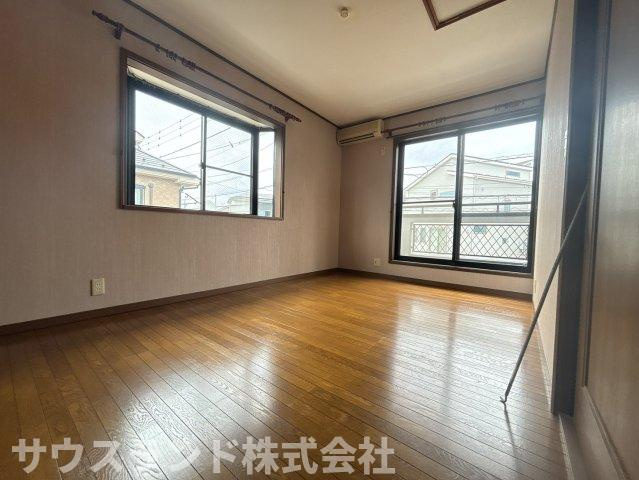 採光豊かな明るい室内。木の温もりが柔らかな印象を与えるフローリングは安らぎをもたらすプライベート空間。