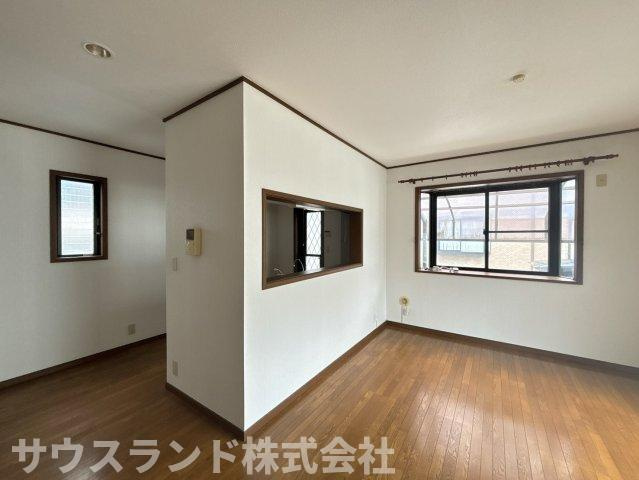お顔が見えることでお料理中でも会話が弾む対面式キッチンです。リビングの様子を見守ることもできるので、子育て世代にも嬉しい仕様です。