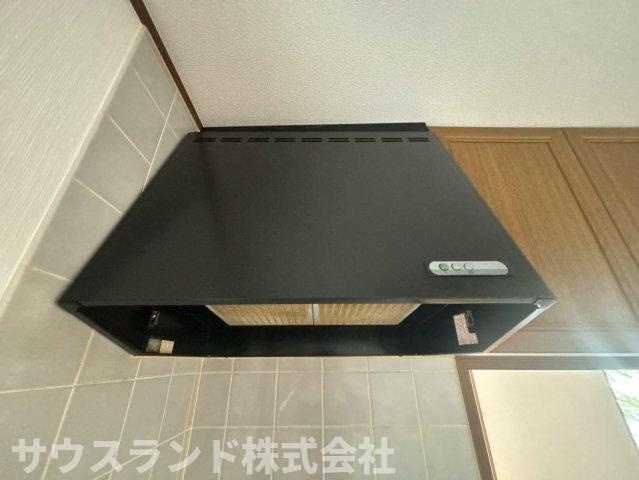 ブラックのレンジフードがアクセントとなり、キッチン空間を引き締めるデザイン。機能性と美しさを兼ね備えた住まいです。