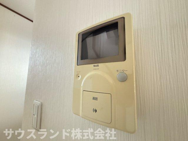モニター付きインターホンで玄関を確認しなくても誰が来たのかすぐわかります。また、姿を見られたくない空き巣や不審者が嫌がるため、防犯効果を高めることもでき、お子様のお留守番も安全・安心です。