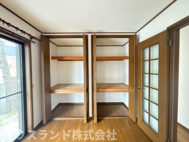 2つに分かれた収納スペースが、暮らしにゆとりをプラス。使い分けしやすく、すっきりとした居室空間を保ちやすい設計です。