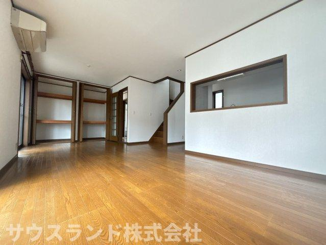 リビング階段なので、家族が帰宅した際に自然と顔を合わせやすく、日々のちょっとした会話が生まれやすい住まいです。