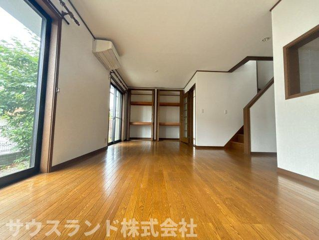 オープンでのびやかな空間を生み出す。こだわりの広さとゆとり。家族で過ごす時間を大切にしたい方におすすめの、明るくゆとりある住空間です。