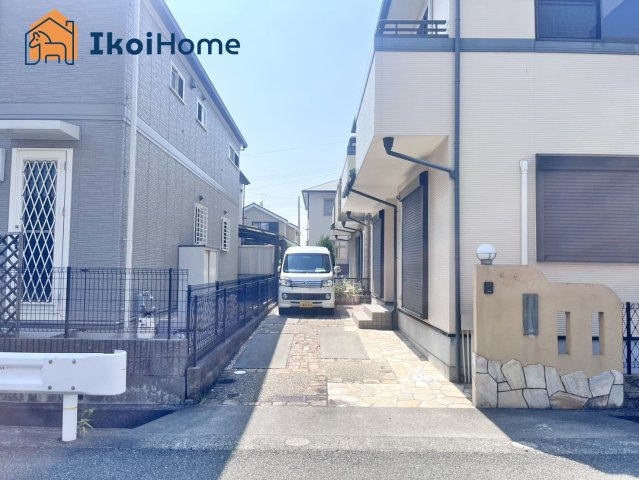 駐車場は2台お停め頂けます。交通量も少なめなので、駐車も安心ですね。