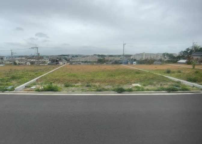土地の形が極端に長細かったり、狭小地、あるいは道路との高低差がある傾斜地だった場合、後々売ろうとしても買い手がつかない場合もあります。後々、売却することになった時に価値の下がらない土地を選びましょう。