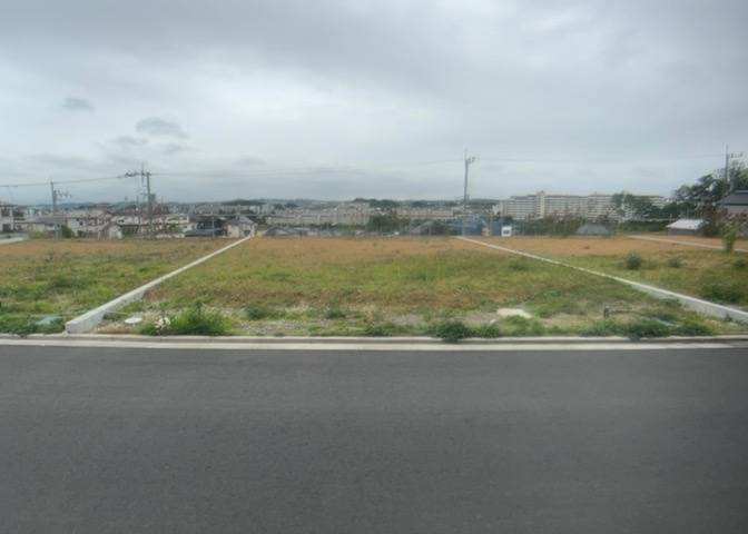 土地の面積＝住宅面積ではありません。建ぺい率の問題などで、土地のある場所によって住宅を建てられる面積は限られています。高さもしかり、「土地」という言葉の中には、建築条件も含まれると考えておきましょう。