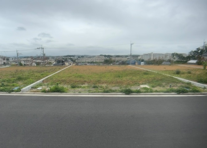 土地を買う際、住む地域の自治体や福祉の補助制度にも注目してみましょう。子供や老人の医療補助やゴミ出しのルールなど、自治体によってルールに大きな違いがあるため、暮らしやすい土地で判断するとよいでしょう。