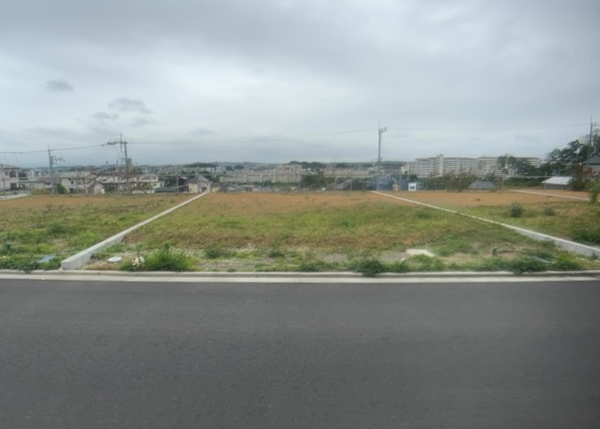 土地の前の道路に消火栓が設置されていることがあります。この場合、道路交通法第45条第1項により、駐車禁止の場所が指定されています。そのため、車庫などの駐車スペースをつくることができない場合があります。