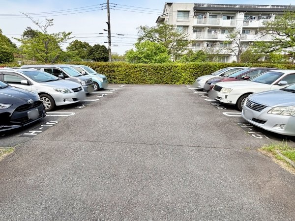 駐車場は平置きタイプの為、便利にお使いになれます