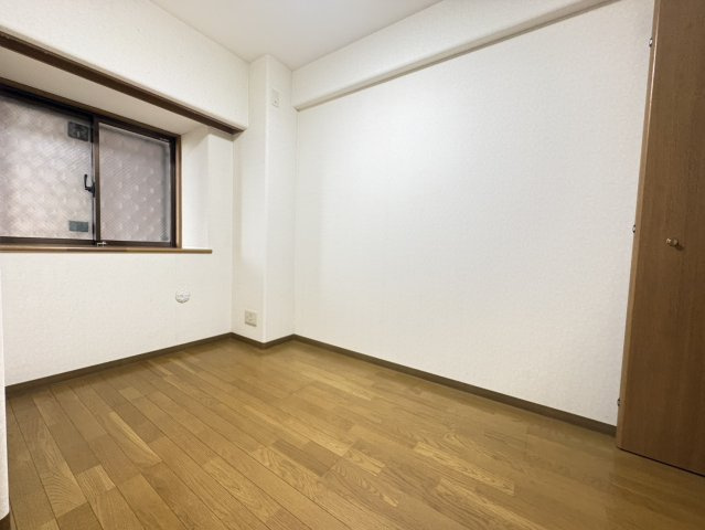 【洋室】　ゆったりサイズの洋室は、主寝室にいかがでしょうか？