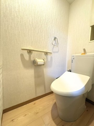 【トイレ】　トイレはシンプルなデザイン。毎日使う場所だからこそ、使い勝手を考慮しました。