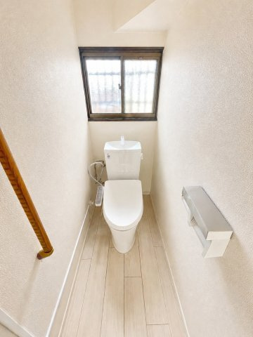 落ち着いた色調のトイレです