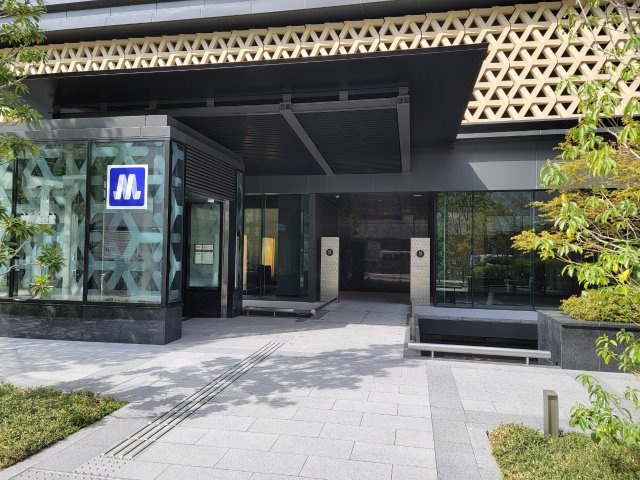 【エントランス外観】OsakaMetro「堺筋本町」駅直結1分。敷地内から駅へダイレクトにアクセス！