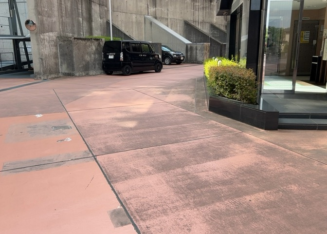共有部分は、住民なら誰もが使える設備のこと。例えば駐車場やエレベーター、インターネット設備、セキュリティ設備などがあります。他にも、マンションの廊下・外部階段やエントランス・ゴミ置き場などがあります。