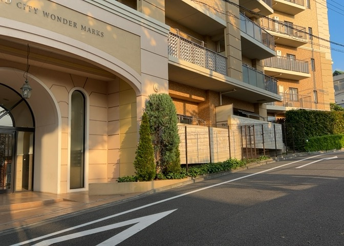 眺望の良さを楽しめるダイニングキッチンで家族団らんの時間を過ごしてはいかがでしょうか。バルコニーから見える景色を家族で眺める時間は、時間が経つのを忘れてしまいそうですね。是非、現地を見に行きましょう！
