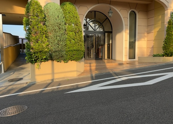 道幅が広い場所は日当たりや風通が良好です。幅が広いのですれ違いも可能ですし大きな車でも駐車可能！一方で、大型車が通ることも多くなるため交通量の増加により騒音に繋がります。また土地の値段が高くなります。