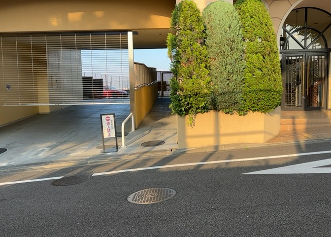 ＲＣ造、Reinforced　Concreteは直訳すると補強されたコンクリートです。主に柱や梁・床・壁が鉄筋とコンクリートで構成おり、鉄筋を組んだ型枠にコンクリートを流し込んで固めたものを指します。