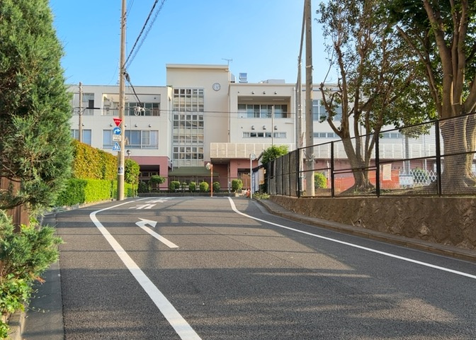 眺望を気にして物件を探す場合、前面に建物が建っていないか現地で確認しましょう！前面に建物があると景色はもちろん、日当たりや風通しにも影響が出てきます。住んだ時のことを想像しながら現地見学をしましょう。