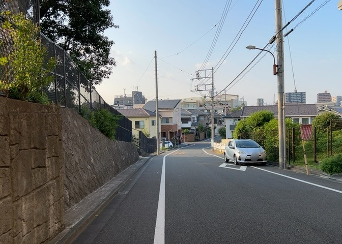 眺望の良さを楽しめるダイニングキッチンで家族団らんの時間を過ごしてはいかがでしょうか。バルコニーから見える景色を家族で眺める時間は、時間が経つのを忘れてしまいそうですね。是非、現地を見に行きましょう！