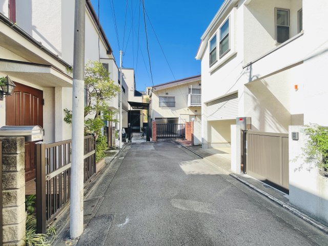 前面道路入口から奥を見たアングル。低層住宅エリアなのでゆったりして明るい雰囲気です。