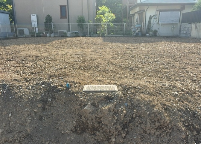 土地の形が極端に長細かったり、狭小地、あるいは道路との高低差がある傾斜地だった場合、後々売ろうとしても買い手がつかない場合もあります。後々、売却することになった時に価値の下がらない土地を選びましょう。